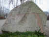 Sten ved indganget til kirkegrden